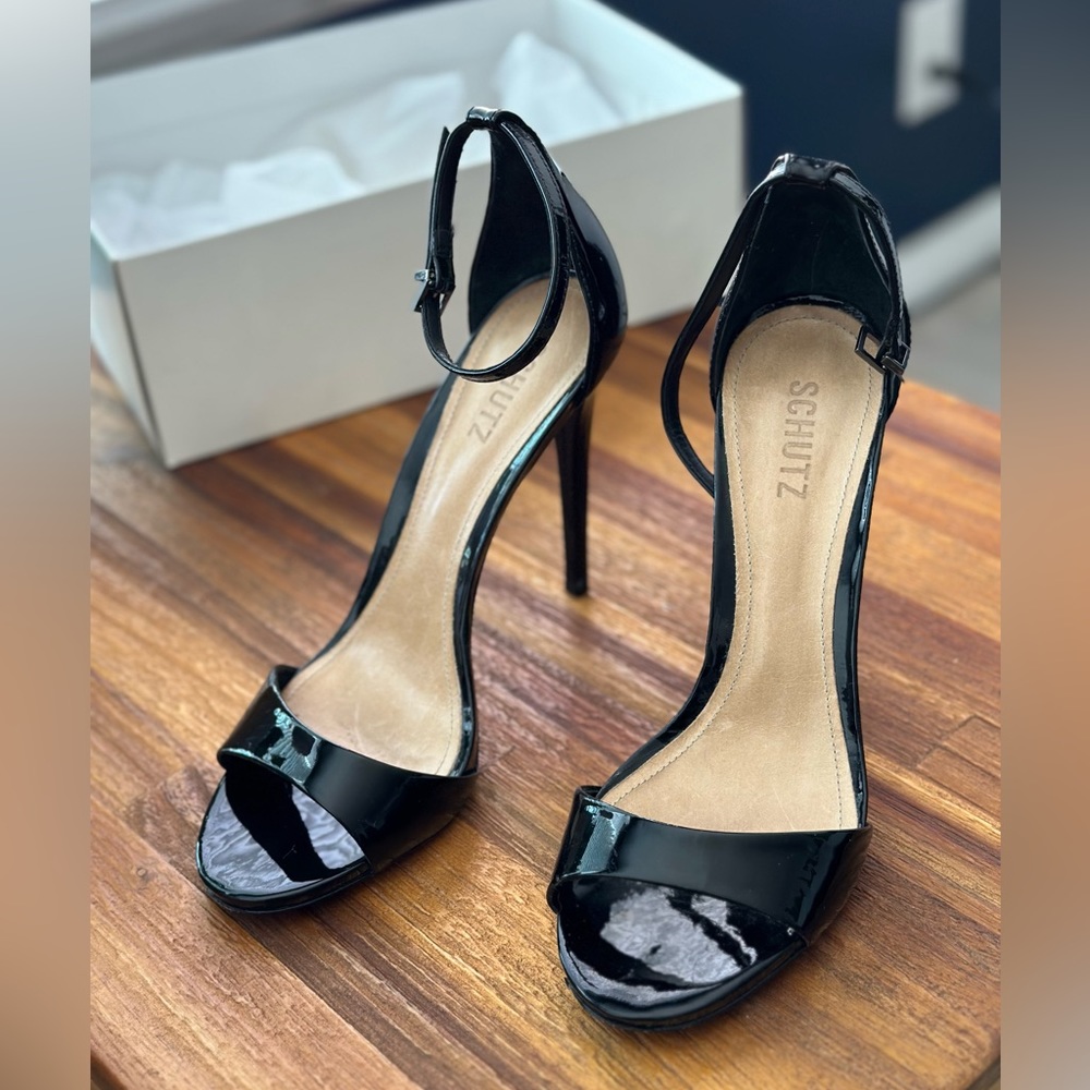 Classy Schutz black patent heels❤️